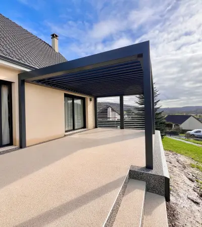 Pergola bioclimatique en Normandie : tout ce qu'il faut savoir avant de se lancer