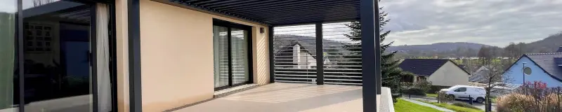 Pergola bioclimatique en Normandie : tout ce qu'il faut savoir avant de se lancer