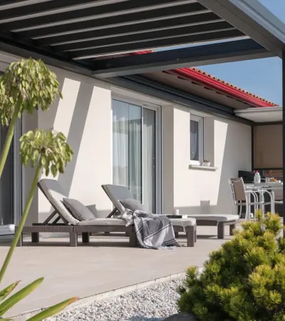 Quelle pergola résiste le mieux au vent et à la pluie en Normandie ?