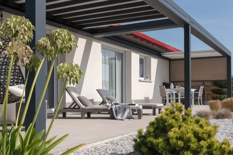 Quelle pergola résiste le mieux au vent et à la pluie en Normandie ?