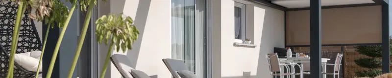 Quelle pergola résiste le mieux au vent et à la pluie en Normandie ?