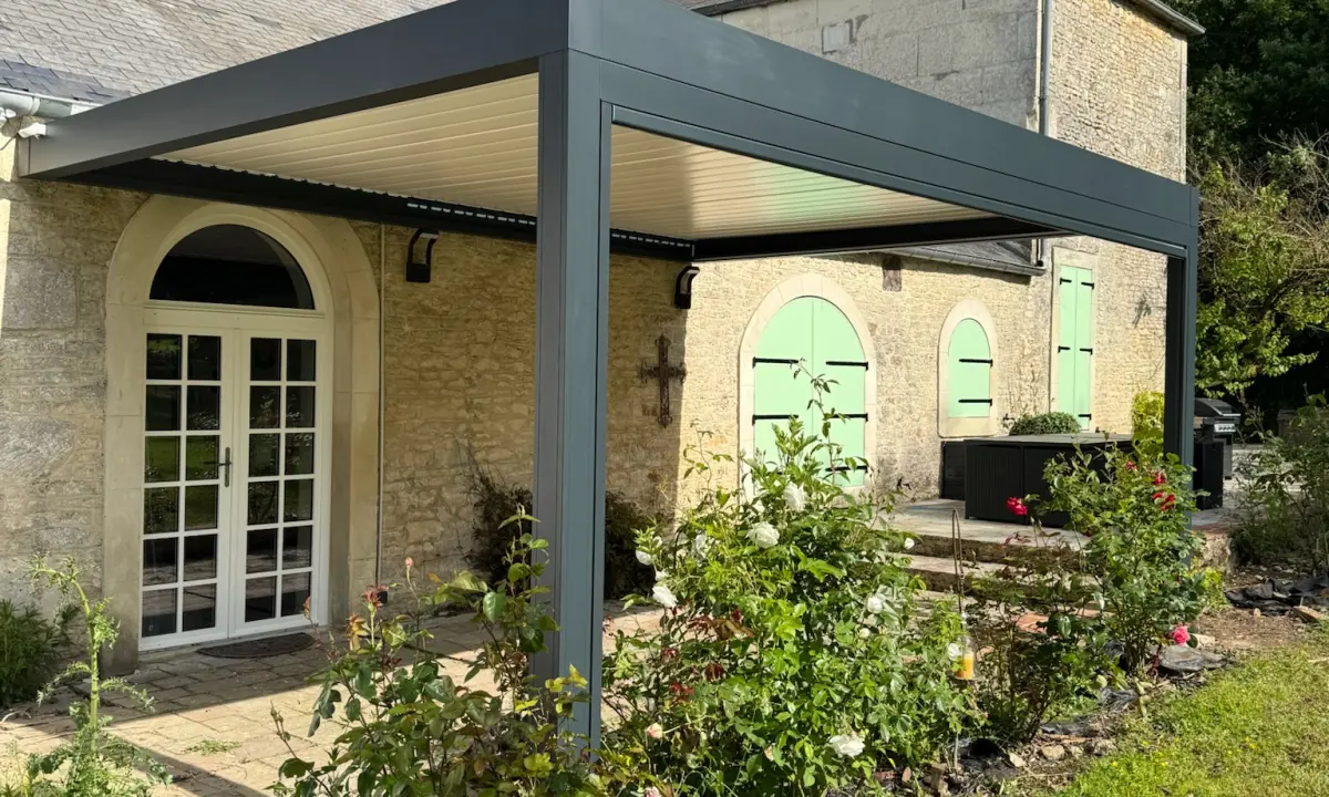 Pergola bioclimatique sur-mesure en Normandie